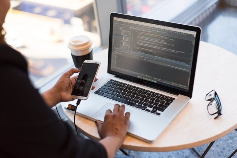Progressive Web Apps vs Native comparison showing performance and SEO tradeoffs